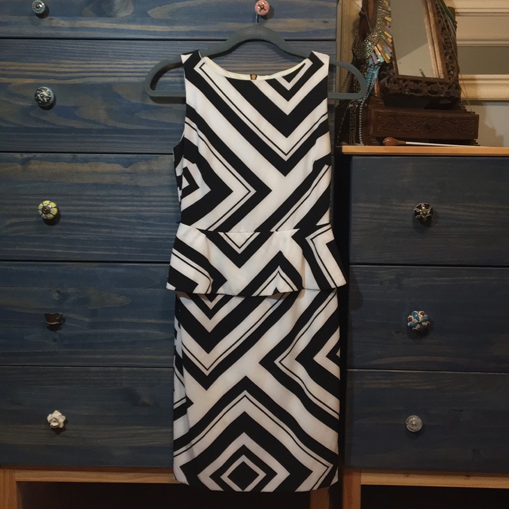 Caché fitted B&W patterned dress peplum detail